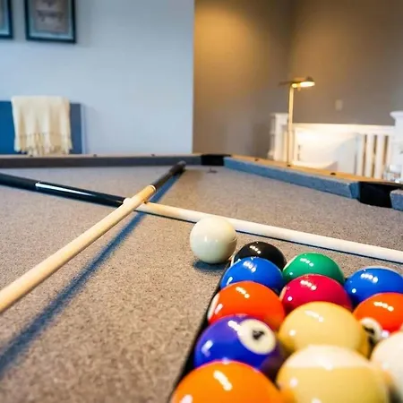 Holiday home Luxe Pool Hot Tub & Game Downtown *