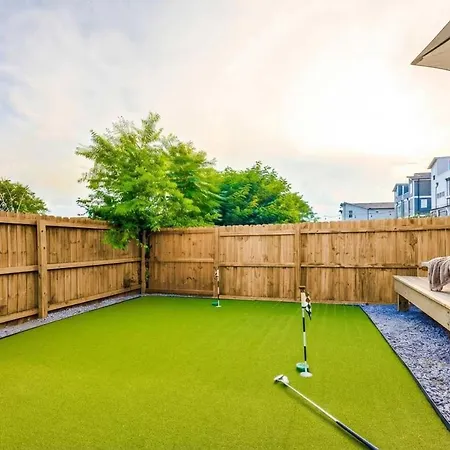 Luxe Pool Hot Tub & Game Downtown Holiday home *