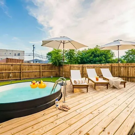 Luxe Pool Hot Tub & Game Downtown