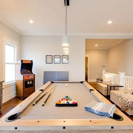 Luxe Pool Hot Tub & Game Downtown Holiday home Nashville