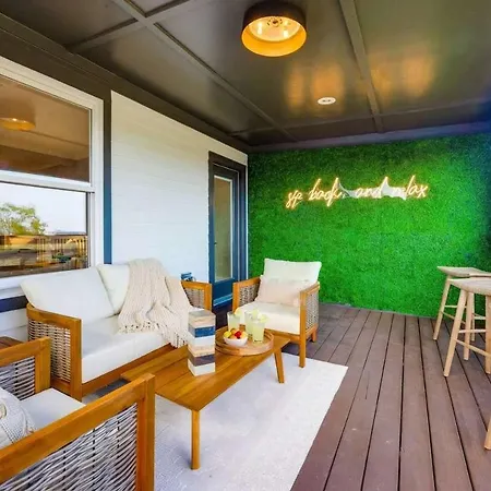 Luxe Pool Hot Tub & Game Downtown