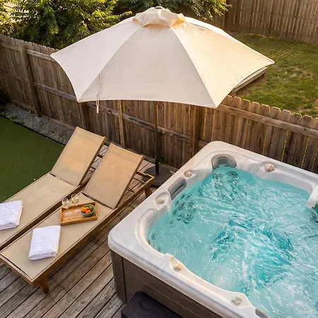 Luxe Pool Hot Tub & Game Downtown *