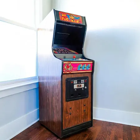 Holiday home Luxe Pool Hot Tub & Game Downtown *