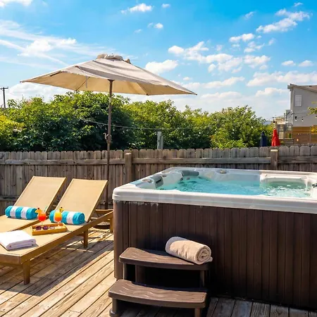 Luxe Pool Hot Tub & Game Downtown *
