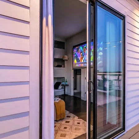 Taylor Swift Inspired Hot Tub Rooftop Deck Views Holiday home