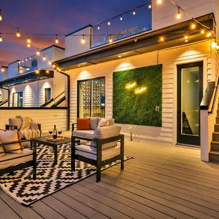 Double Rooftop Decks Hot Tub Karaoke *