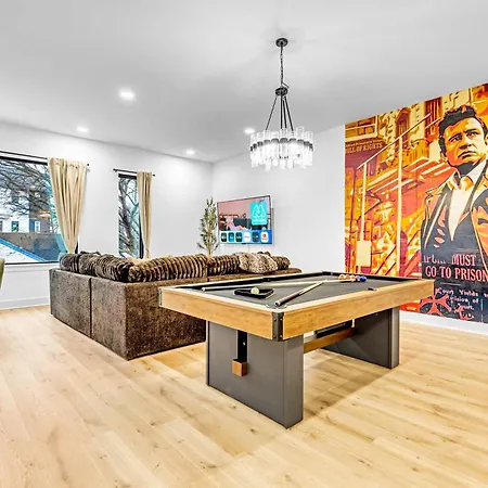 Luxury Hot Tub & Rooftop Deck Downtown Holiday home *