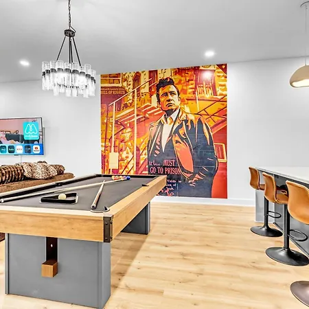Luxury Hot Tub & Rooftop Deck Downtown Holiday home *