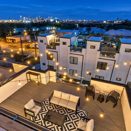 Holiday home Double Rooftop Decks Hot Tub Karaoke