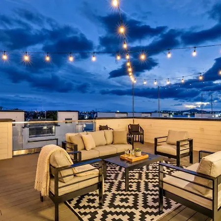 Double Rooftop Decks Hot Tub Karaoke Holiday home *