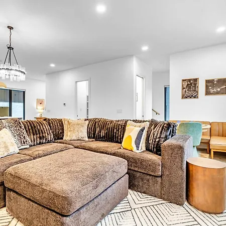 Luxury Hot Tub & Rooftop Deck Downtown *