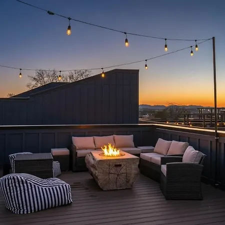 Rooftop Deck Hot Tub & Game In