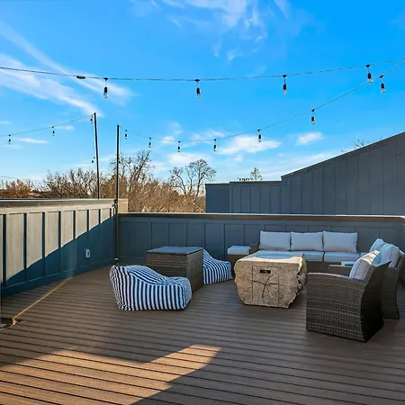 Rooftop Deck Hot Tub & Game In Nashville