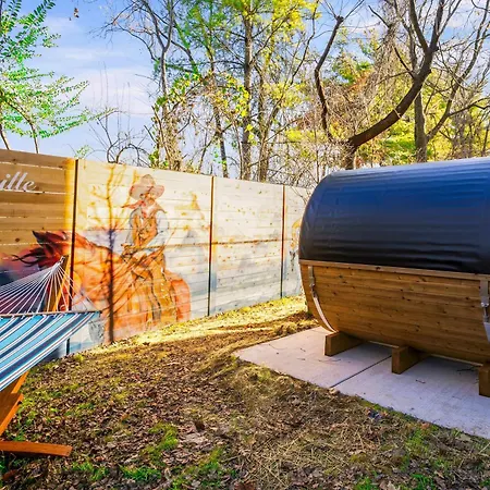 Rooftop Deck Hot Tub & Game In Nashville