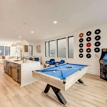 Holiday home Rooftop Deck Hot Tub & Game In