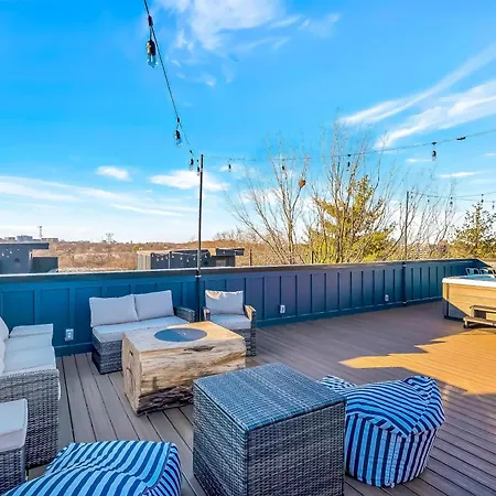 Rooftop Deck Hot Tub & Game In Holiday home *