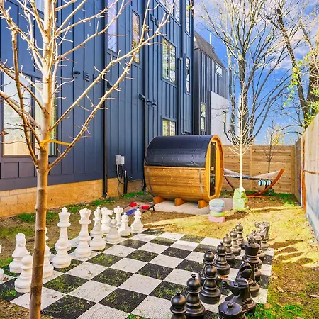 Rooftop Deck Hot Tub & Game In Holiday home *