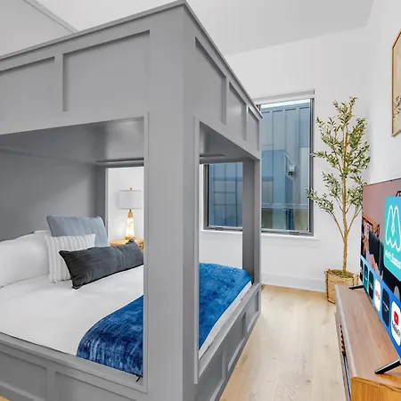 Luxury Hot Tub & Rooftop Deck Downtown Holiday home Nashville