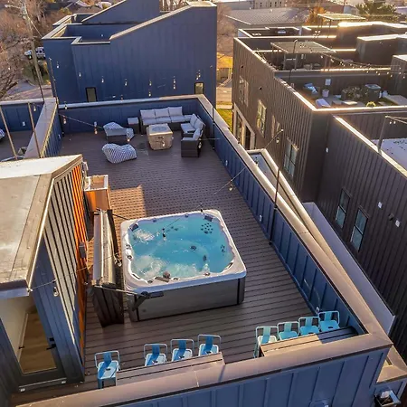 Rooftop Deck Hot Tub & Game In Holiday home *