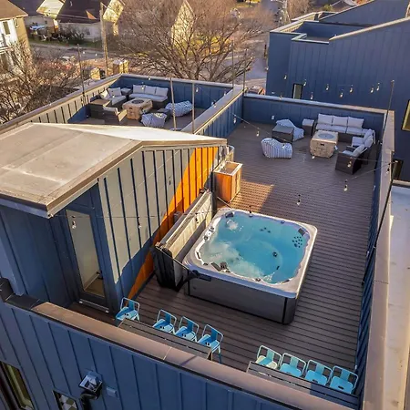 Holiday home Rooftop Deck Hot Tub & Game In *