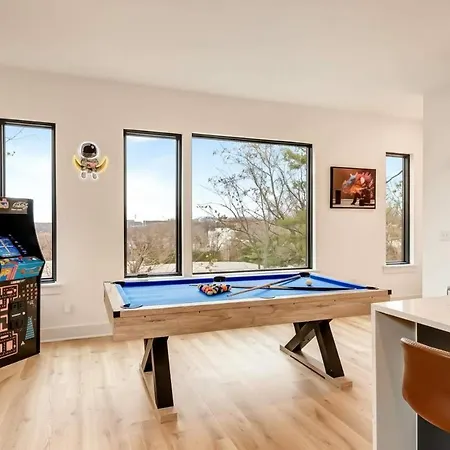 Rooftop Deck Hot Tub & Game In Nashville