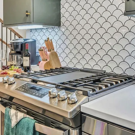 Game & Rooftop Deck At Downtown Holiday home