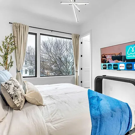 Luxury Hot Tub & Rooftop Deck Downtown