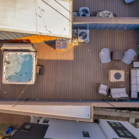 Rooftop Deck Hot Tub & Game In *