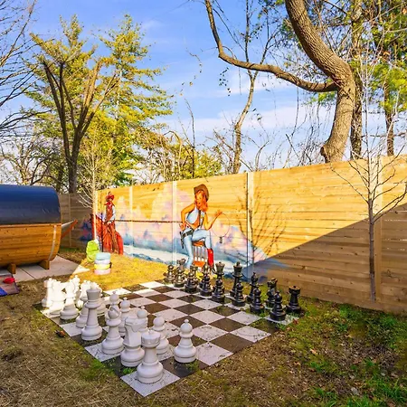 Luxury Hot Tub & Rooftop Deck Downtown *