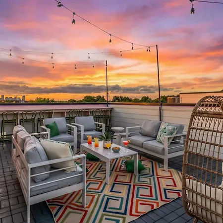 Game & Rooftop Deck At Downtown Holiday home Nashville
