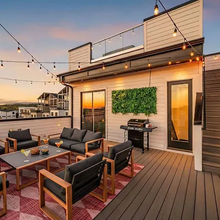 Disco Themed Hot Tub & Rooftop Decks In *