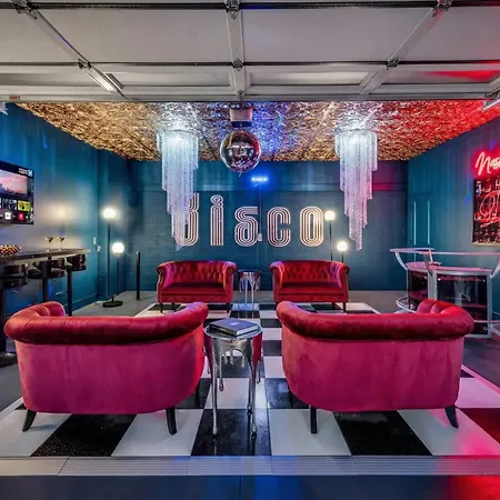 Disco Themed Hot Tub & Rooftop Decks In Holiday home Nashville