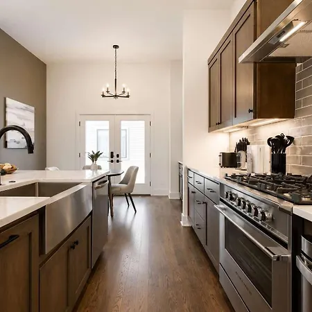 New Build West End Oasis Skyline Views Holiday home