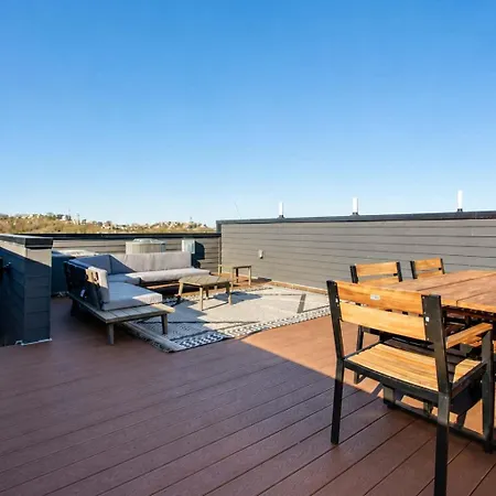 2 West End Homes Minutes To Broadway Holiday home *