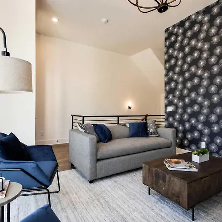 Holiday home 2 West End Homes Minutes To Broadway *