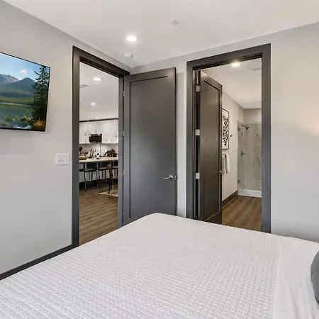 Gorgeous Home-minutes To Lower Broadway Holiday home