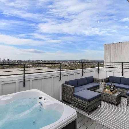 Luxe Retreat Rooftop & Hot Tub Nashville