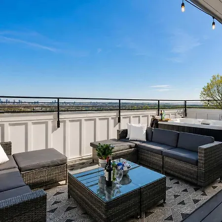 Modern Rooftop Retreat Views Holiday home *