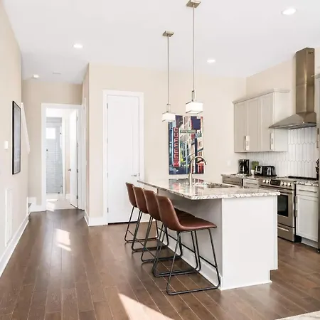 Two Luxury Homes Side-by-side Sleeps 24 Holiday home Nashville