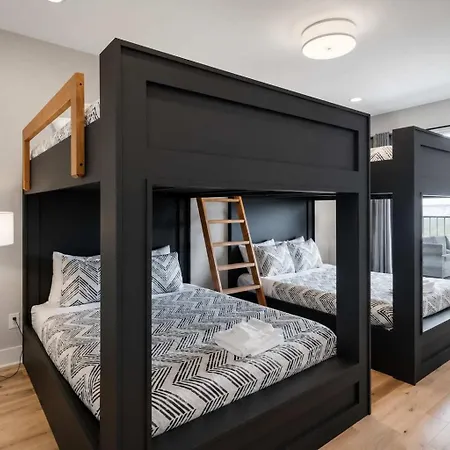Modern Rooftop Retreat Views *