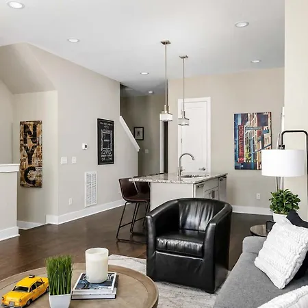 Two Luxury Homes Side-by-side Sleeps 24 Holiday home Nashville