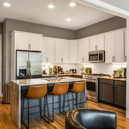 Skyline Serenity Spacious Retreat *