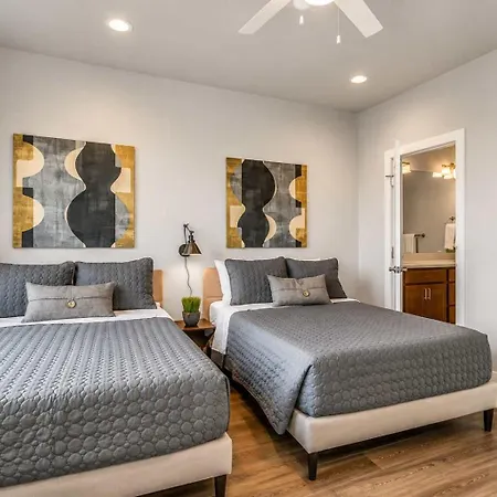 Holiday home Retreat Sleeps 12 Minutes To Broadway