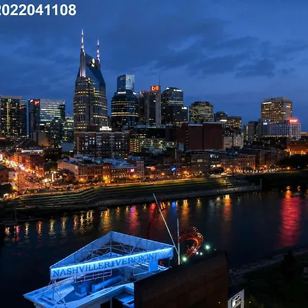 Gorgeous Retreat Skyline Rooftop Holiday home *