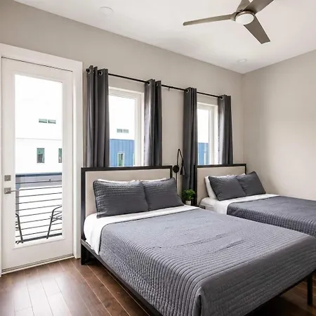 Luxe Retreat Rooftop & Hot Tub Holiday home *