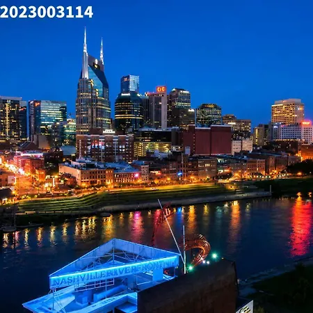 Luxe Retreat Rooftop & Hot Tub * Nashville