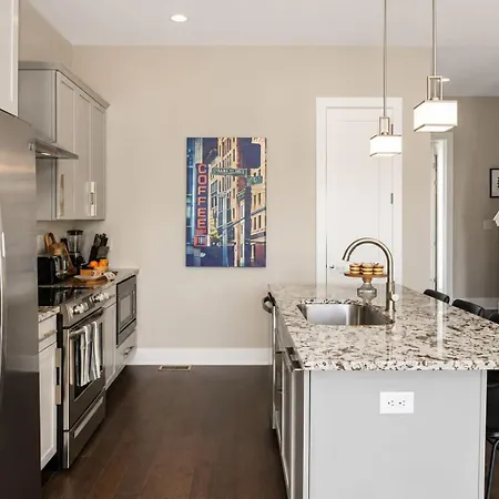 Luxe Retreat Rooftop & Hot Tub Holiday home Nashville