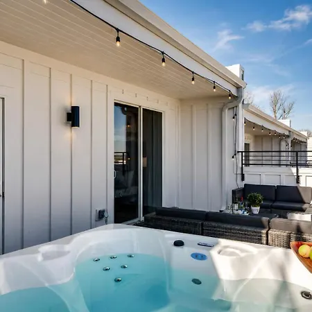 Modern Rooftop Retreat Views Holiday home