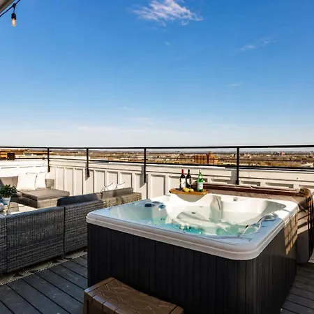 Modern Rooftop Retreat Views Holiday home *