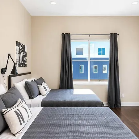 Two Luxury Homes Side-by-side Sleeps 24 Holiday home